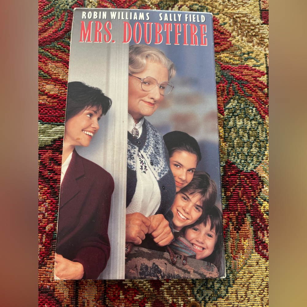 🌺 3 for $12 Mrs. Doubtfire VHS Robin Williams